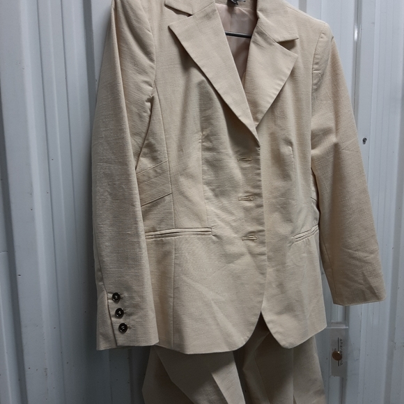 Ladies clothing - Picture 2 of 8